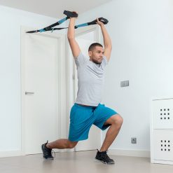 homme utilisant des sangles de suspension pour exercice triceps
