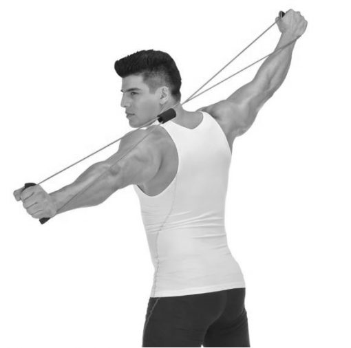 homme utilisant elastique musculation pour extension laterale posterieure