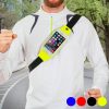 Homme portant une banane ceinture smartphone running