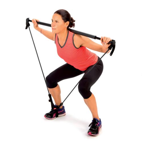 femme utilisant barre a elastiques pour exercice squat musculation fessiers quadriceps