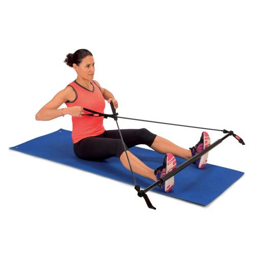 femme utilisant barre a elastiques pour exercice tirage croise musculation dos