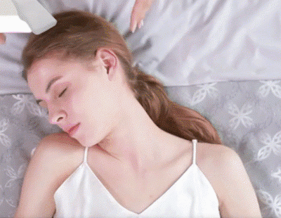 femme dormant sur un oreiller a memoire de forme