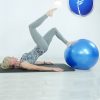 exercice avec swiss ball ballon bleu 55 cm diametre
