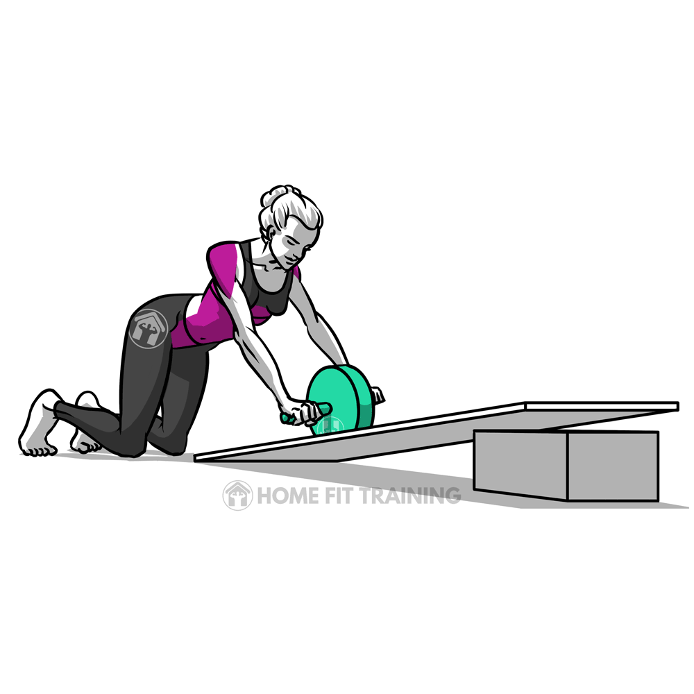 Exercice animation avec la roue abdominale sur plan incline femme