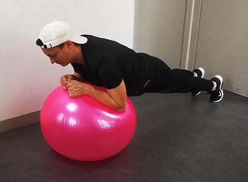 Exercice gainage planche avant bras sur le ballon pilates
