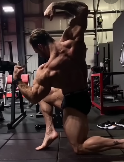 Chris Bumstead pose