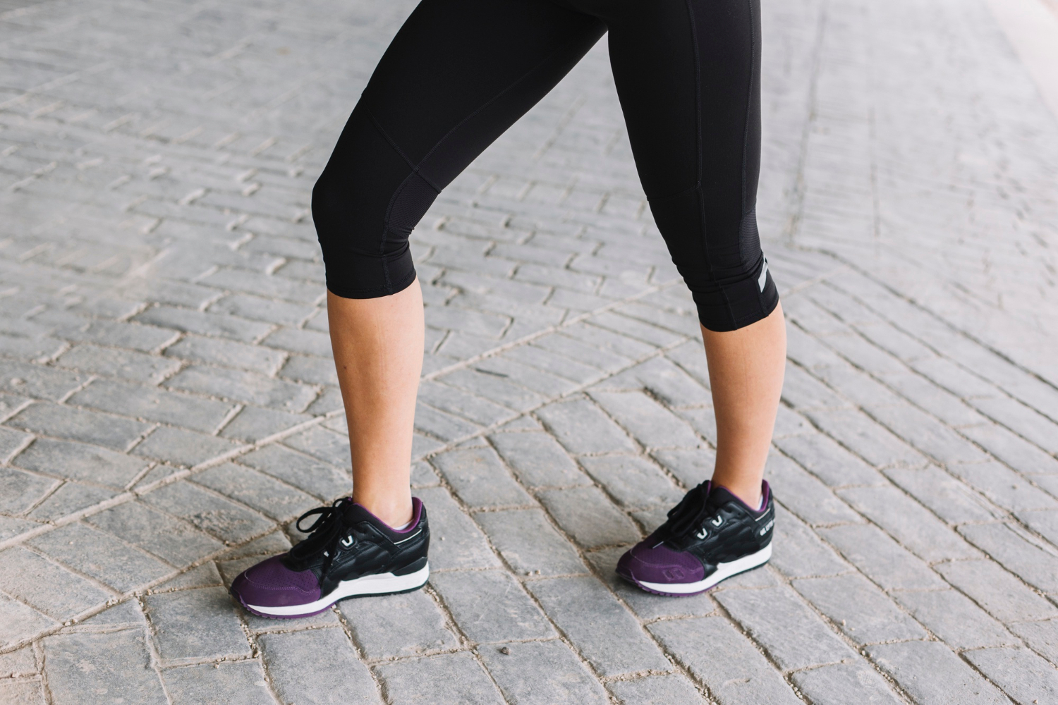 gros plan sur les jambes d'une jeune fille portant son équipement sportif